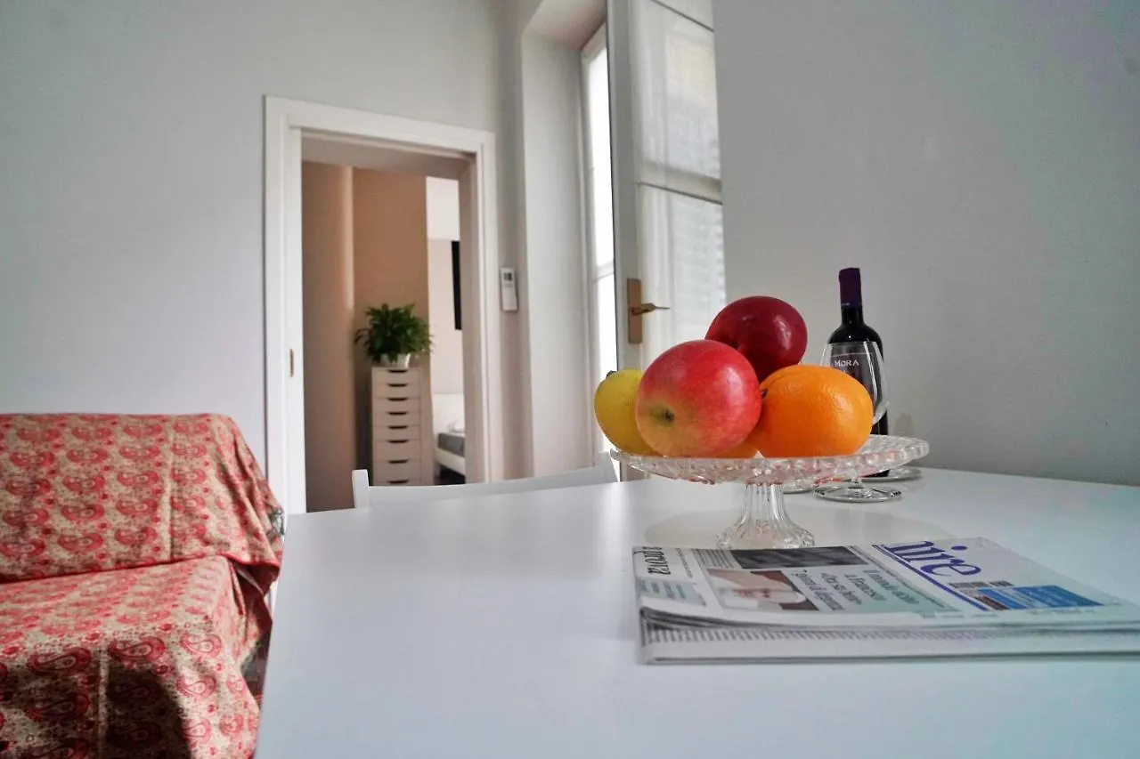 Chic 1Bdr With Shared Terrace Steps From Duomo By Rentopolis 밀라노 아파트