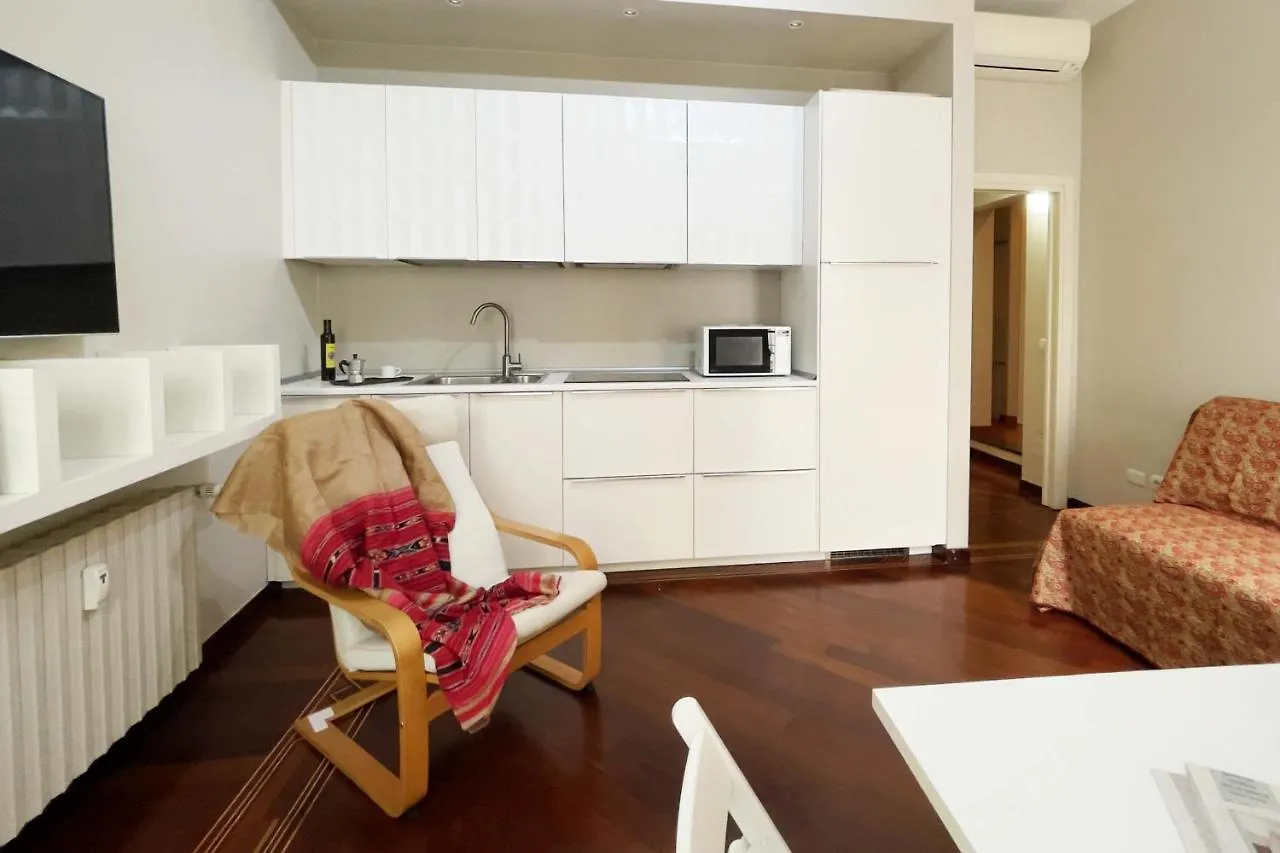 아파트 Chic 1Bdr With Shared Terrace Steps From Duomo By Rentopolis 밀라노