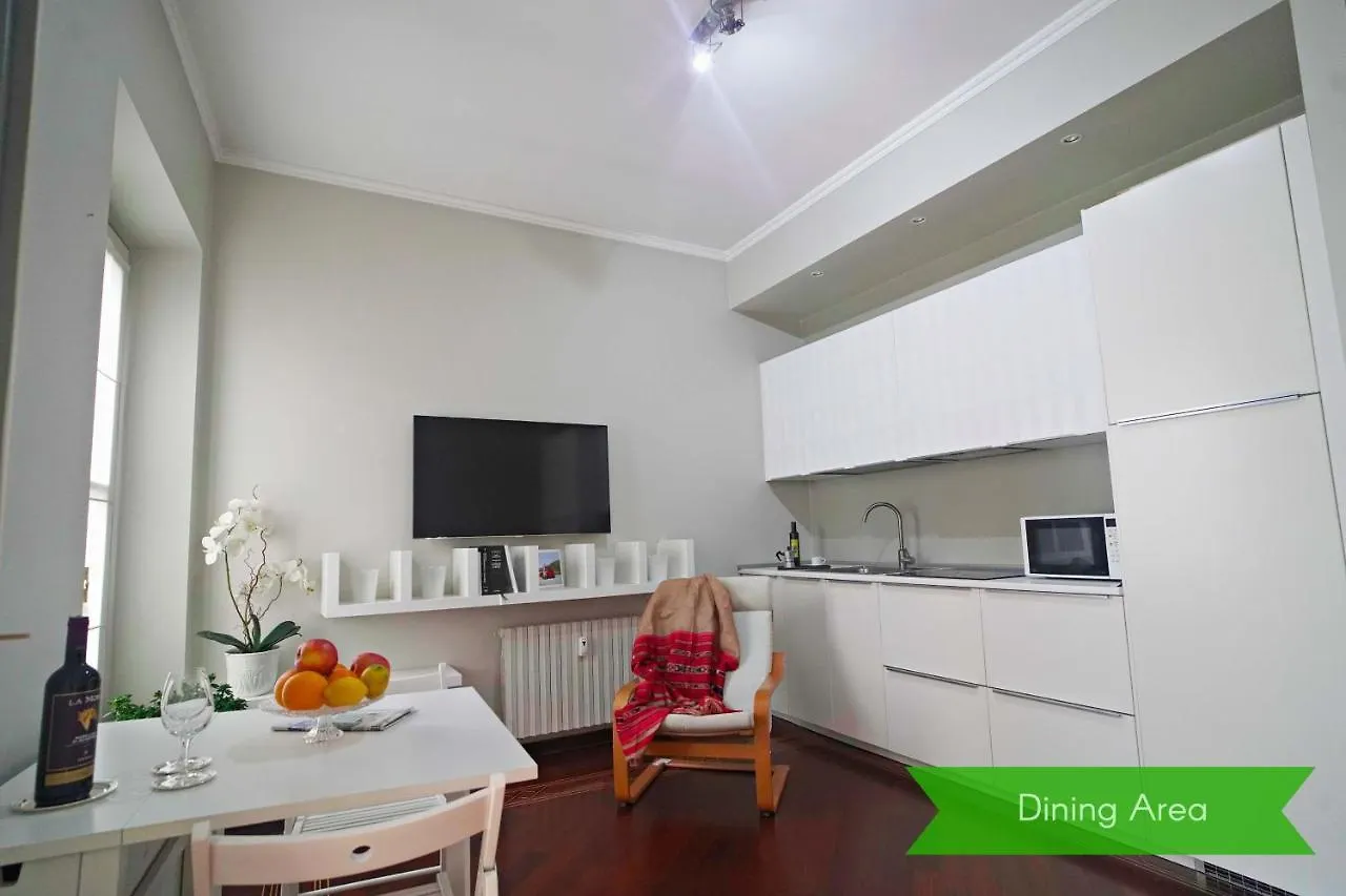 아파트 Chic 1Bdr With Shared Terrace Steps From Duomo By Rentopolis 밀라노 이탈리아