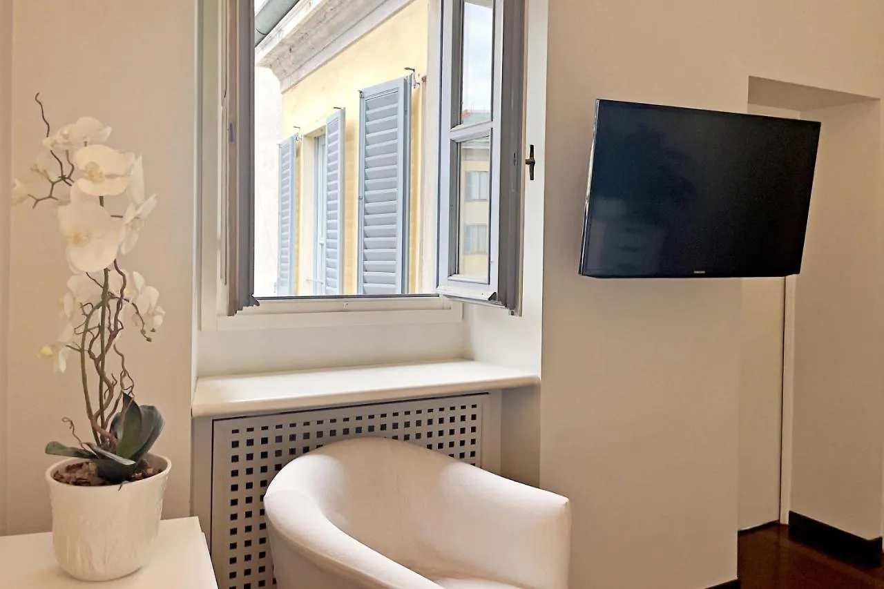 Chic 1Bdr With Shared Terrace Steps From Duomo By Rentopolis 밀라노