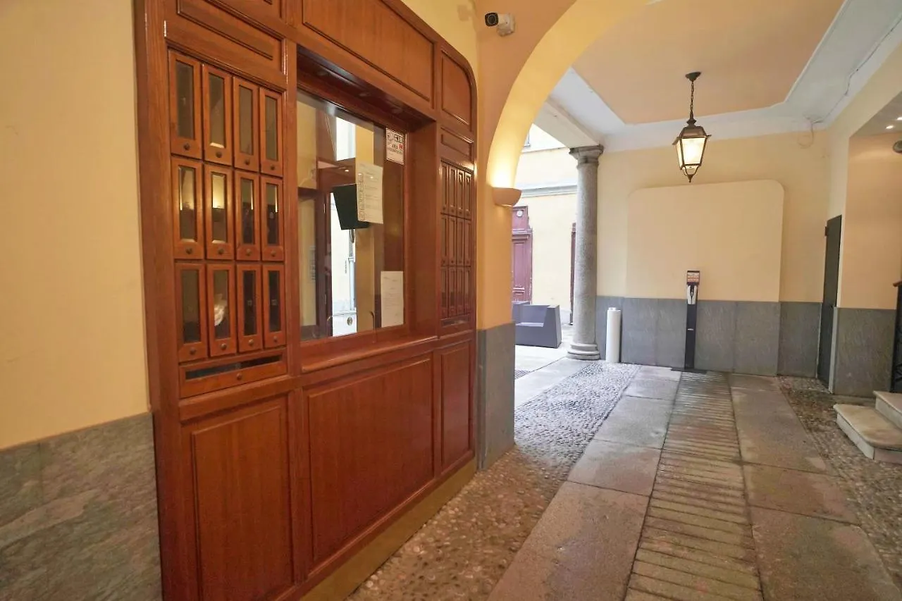 Chic 1Bdr With Shared Terrace Steps From Duomo By Rentopolis 밀라노
